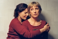 Nachbarinnen Jola (Grazyna Szapolowska) sucht bei Dora (Dagmar Manzel) Unterschlupf.