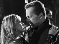 Sin City John Hartigan (Bruce Willis) hat Nancy Callahan (Jessica Alba) das Leben gerettet.