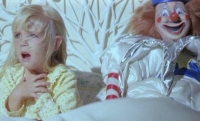Poltergeist Carol-Anne (Heather O'Rourke) hört seltsame Stimmen.