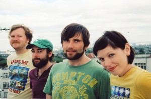 Allo Darlin' Allo Darlin' haben nicht nur hübsche T-Shirts, sondern auch ein großzügiges Label. Foto: Fortuna Pop
