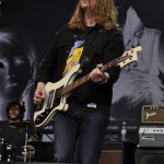 Bassist Arni Hjörvar schien das Set am frühen Abend zu genießen.