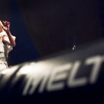 Auch wenn das Outfit blütenweiß ist: Die Show von Zola Jesus am Sonntag war reichlich düster. Foto: Melt-Festival/Stephan Flad