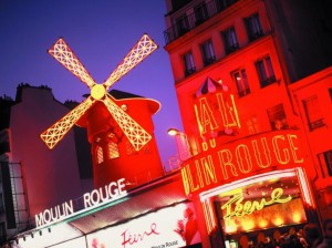Seit 1889 steht das Moulin Rouge am Place Pigalle und ist zum Tempel des Cabaret geworden. Foto: Atout France/Moulin Rouge