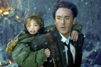 2012 Jackson Curtis (John Cusack) will seine Familie vor dem Weltuntergang retten.