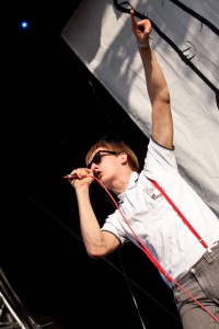 Kraftklub beim Highfield 2012 Große Klasse in langen Hosen: Kraftklub mit Sänger Peter Brummer. Foto: Highfield/Christoph Eisenmenger