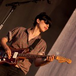 Seine Bandkollegin Jessica Dobson war eine der wenigen Frauen auf den Highfield-Bühnen. Foto: FKP Scorpio/Christoph Eisenmenger