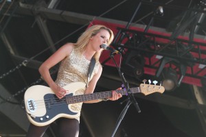 The Subways beim Highfield 2012 Auch nicht schlecht: Charlotte Cooper. Foto: Highfield/Malte Schmidt