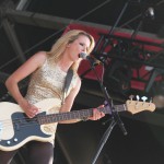 Charlotte Cooper half mit ihren Bandkollegen beim Müllsammeln auf dem Gelände - allerdings nicht in diesem Kleid. Foto: FKP Scorpio/Malte Schmidt
