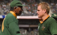 Invictus Präsident Nelson Mandela (Morgan Freeman, links) setzt seine Hoffnungen in Teamkapitän Francois Pienaar (Matt Damon).