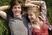Summertime Blues Alex (François Goeske) entwickelt eine Hassliebe zu Faye (Sarah Beck).