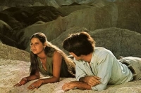 Zabriskie Point Mark (Mark Frechette) und Daria (Daria Halprin) finden bei einem Trip in die Wüste zueinander.
