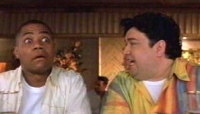 Jerry (Cuba Gooding Jr., links) und Nick (Horation Sanz) sind versehentlich auf einer Schwulen-Kreuzfahrt gelandet.