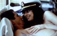 Paula (Debra Winger) verliebt sich in den Offiziersanwärter Zack (Richard Gere).