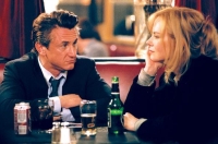 Agent Keller (Sean Penn) vertraut seiner Informantin Sylvia Broome (Nicole Kidman) nicht.