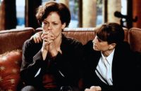 M.J. Monahan (Holly Hunter, rechts) braucht die Hilfe der Psychologin Helen Hudson (Sigourney Weaver).