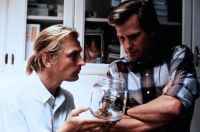 James Atherton (Julian Sands, links) und Ross Jennings (Jeff Daniels) sind tödlichen Spinnen auf der Spur.