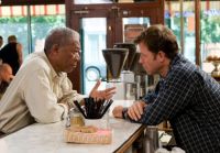 Harry Stevenson (Morgan Freeman, links) ist Stammgast im Café von Bradley Smith (Greg Kinnear).