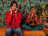Simon (Bill Skarsgård) will Jennifer (Cecilia Forss) mit seinem Bruder verkuppeln.