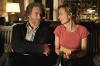 Dr. Kröger (Kevin Kline) bringt seiner Putzfrau (Sandrine Bonnaire) das Schachspiel bei.