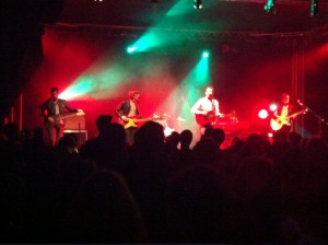 Sechs Leute, von denen nur einer nicht singen darf: Young Rebel Set im Werk 2.