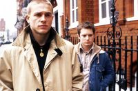 Pete (Charlie Hunnam, links) führt Matt (Elijah Wood) in Londons Hooliganszene ein.