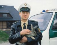 Horst Köpper (Bernd Michael Lade) landet mitten in der Provinz.