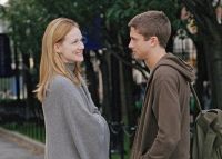 Louise (Laura Linney) beginnt eine Affäre mit F. Scott (Topher Grace).