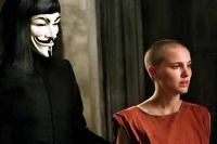 V (Hugo Weaving) und Evie (Natalie Portman) leben im Untergrund.