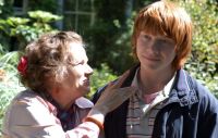 Evie (Julie Walters) freundet sich mit Ben (Rupert Grint) an.