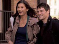 Aram (Justin Bartha) arbeitet als Babysitter für Sandy (Catherine Zeta-Jones).