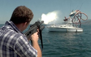 Szene aus dem Film Sharktopus mit Kerem Bürsin als Andy Flynn