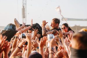 Highfield Festival Donots Crowdsurfing