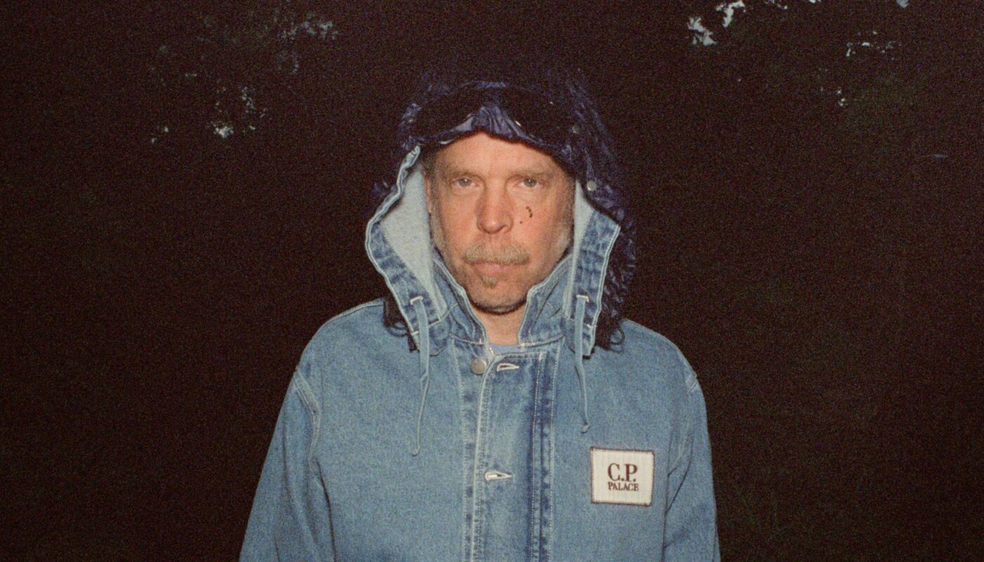 Bonnie Prince Billy mit Kapuze vor dunklem Hintergrund