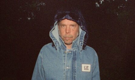 Bonnie Prince Billy mit Kapuze vor dunklem Hintergrund