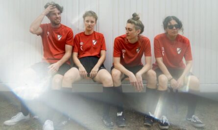 Bandfoto von Kapa Tult 2026 in Fußballoutfits