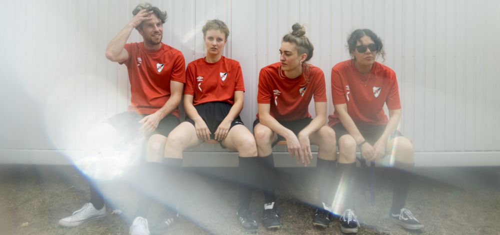 Bandfoto von Kapa Tult 2026 in Fußballoutfits