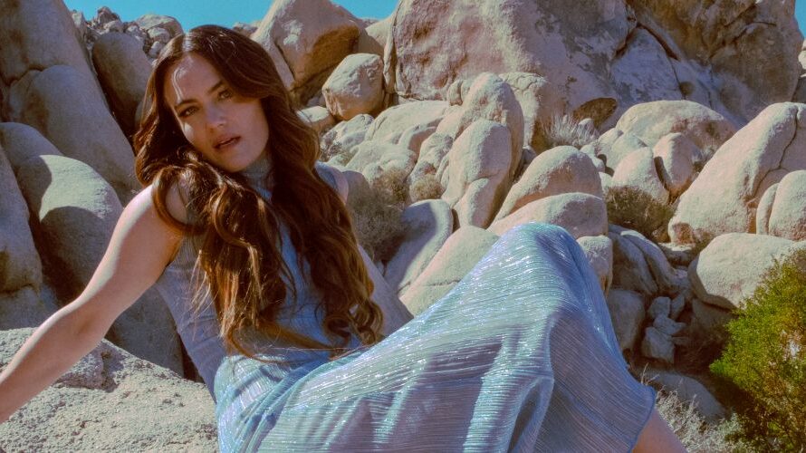 Julia Stone – „By The Horns“